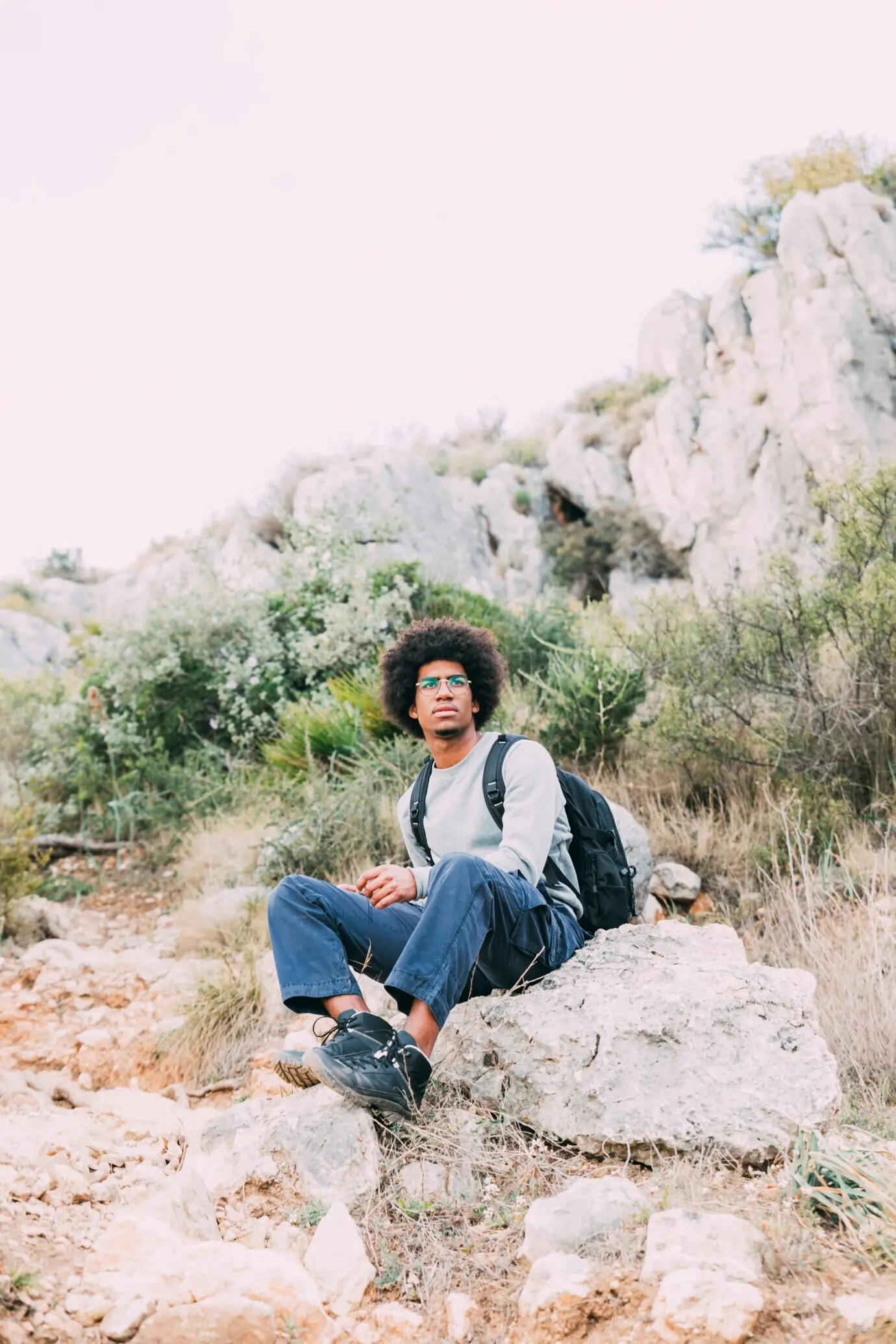 Mann beim Trekking in der Natur