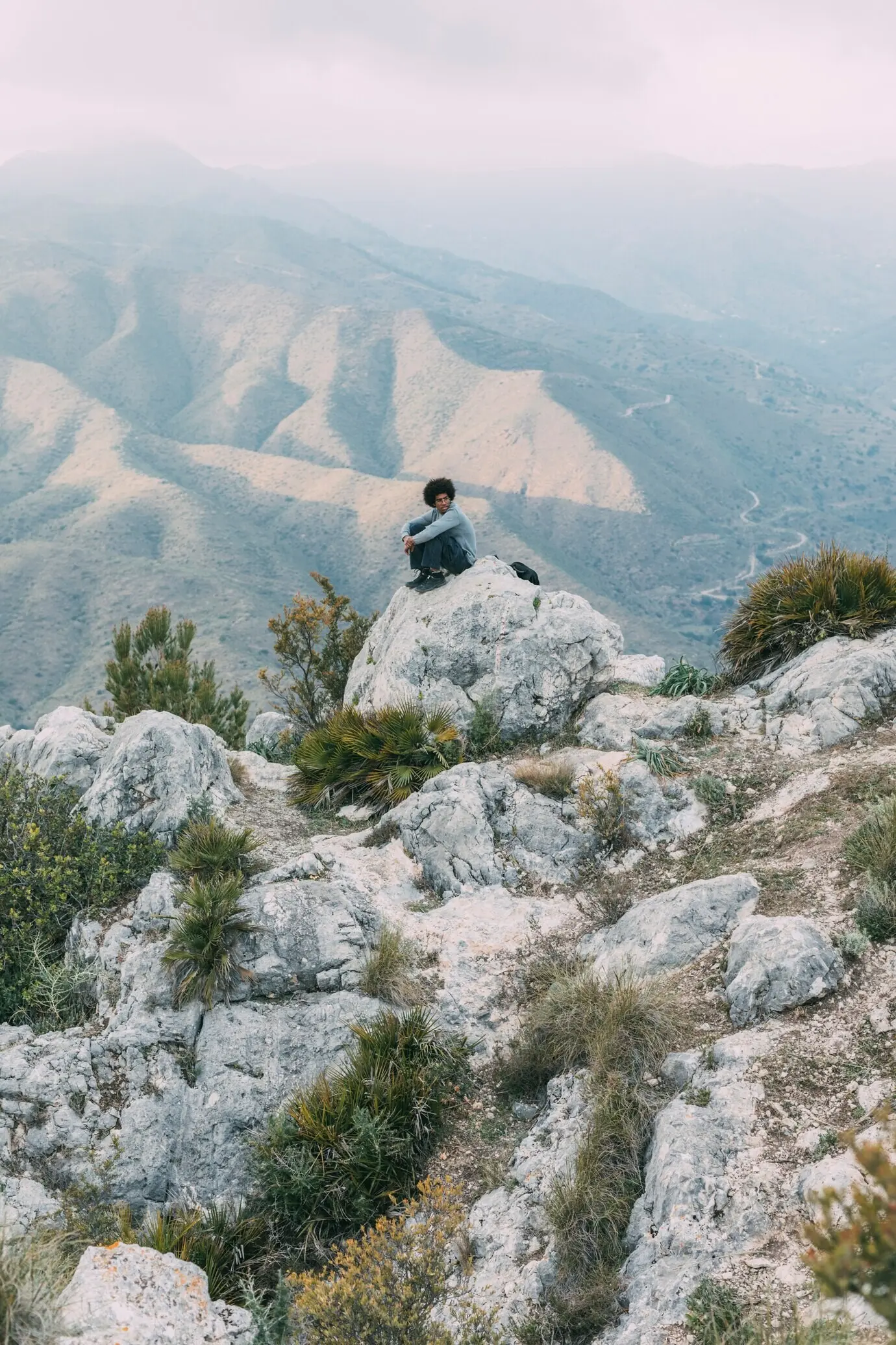 Wanderer auf einem Felsen sitzend